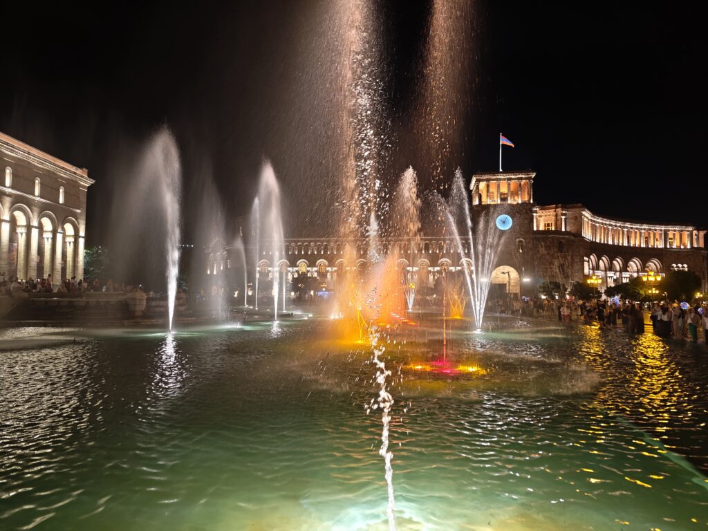 Platz der Republik Jerewan mit Wassershow